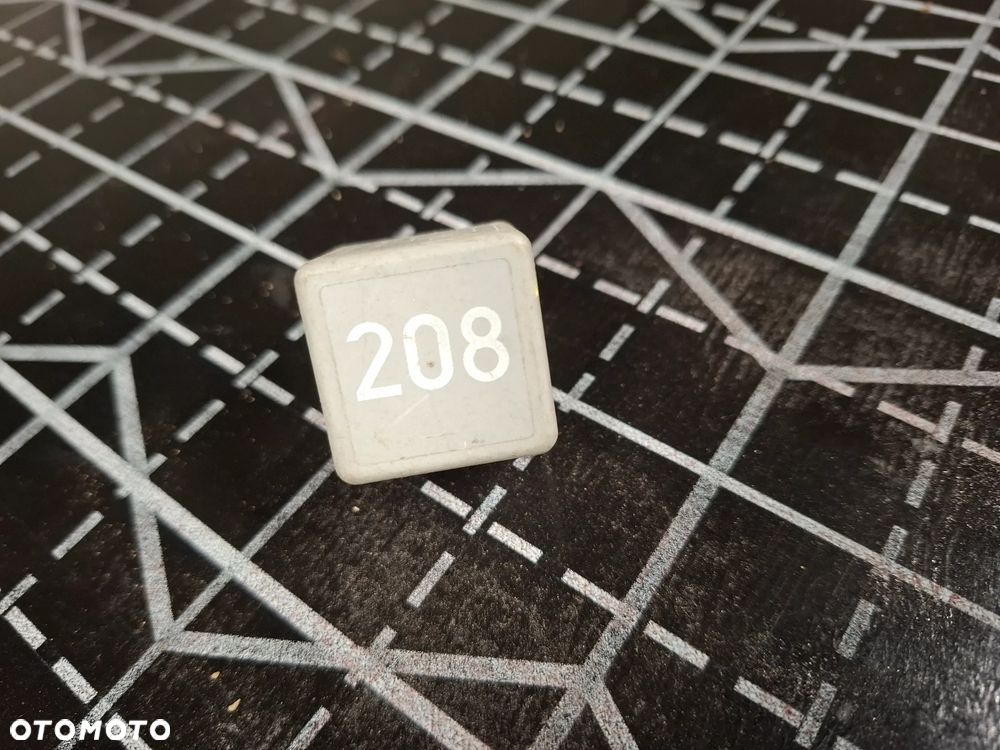 Przekaźnik Pompy Paliwa 208 8A0951253B Audi VW Seat Skoda