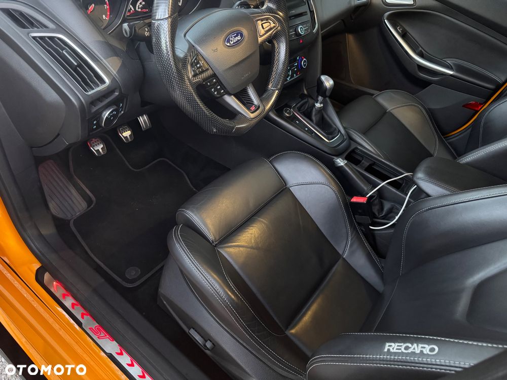 Ford Focus 2.0 EcoBoost ST - 37