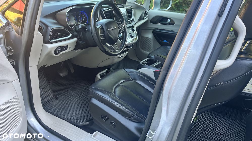 Chrysler Pacifica - 26