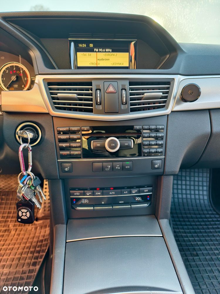 Mercedes-Benz Klasa E 220 T CDI DPF BlueEFFICIENCY 7G-TRONIC Elegance - 11