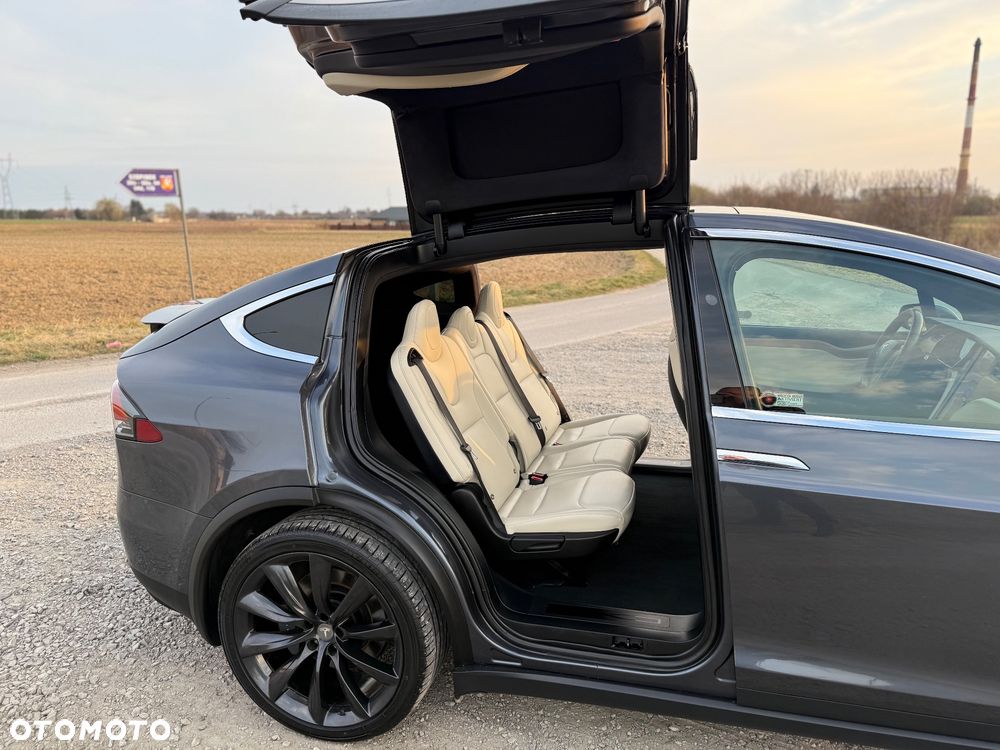 Tesla Model X - 30