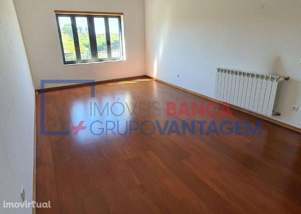 Apartamento T2 com elevador, arrumos e garagem em Oliveira do Douro - Grande imagem: 3/10