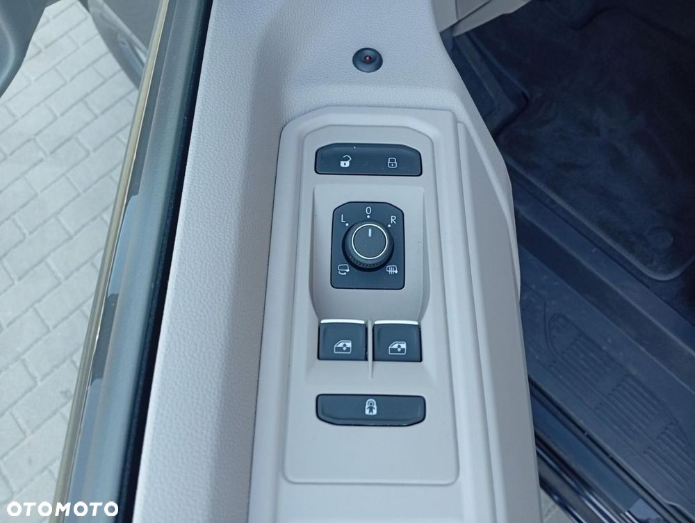 Volkswagen Multivan - 12