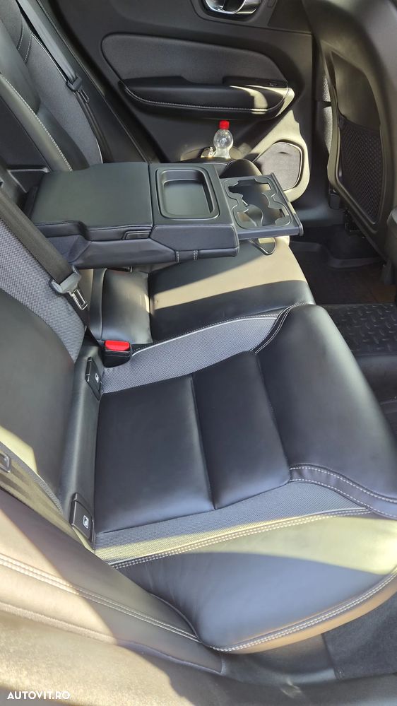 Volvo XC 60 B4 MHEV AT8 AWD R-Design - 24