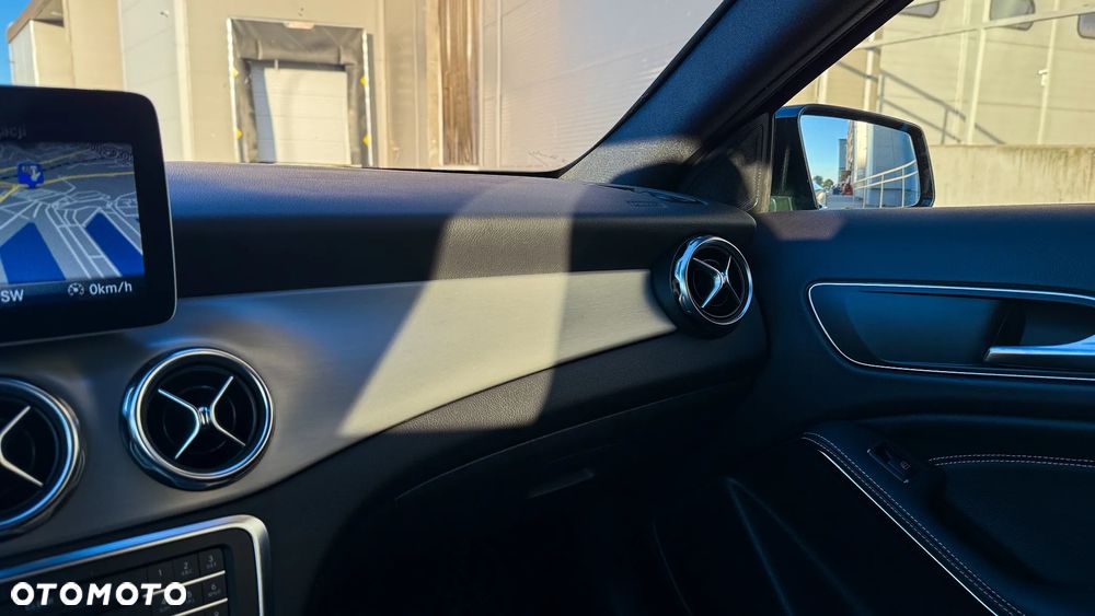Mercedes-Benz GLA 200 7G-DCT - 33