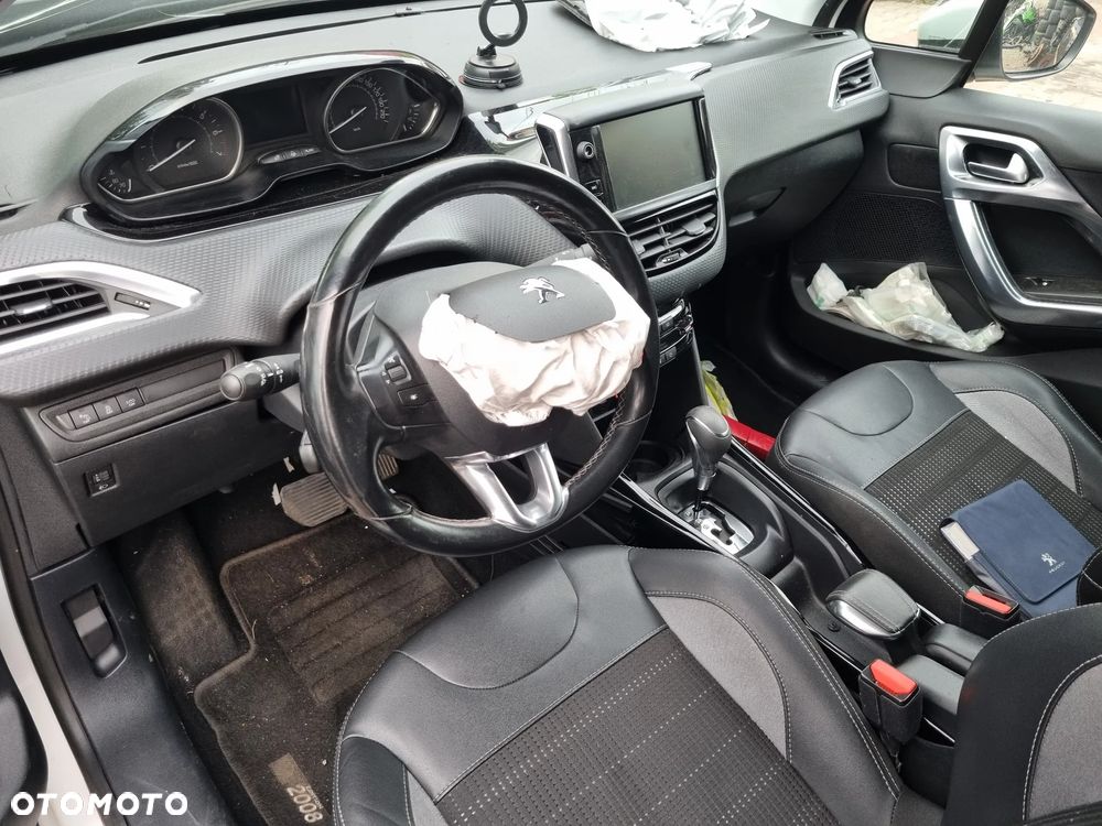 Peugeot 2008 1.2 Pure Tech Allure S&S EAT6 - 11