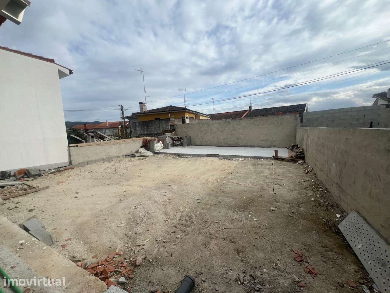 Moradia T4 em Fase Final de Construção com Piscina — Centro de Chaves - Grande imagem: 4/37
