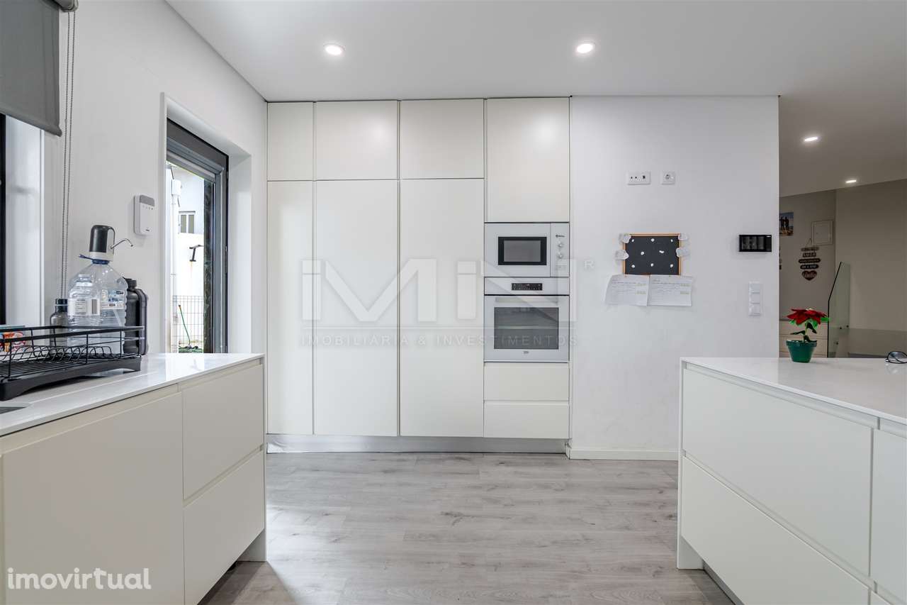 Moradia T4 de 4 Frentes: Elegância e Versatilidade a 2km do Freixo - Grande imagem: 5/41