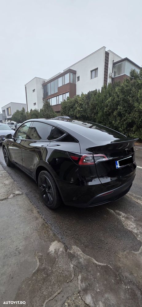 Tesla Model Y - 5