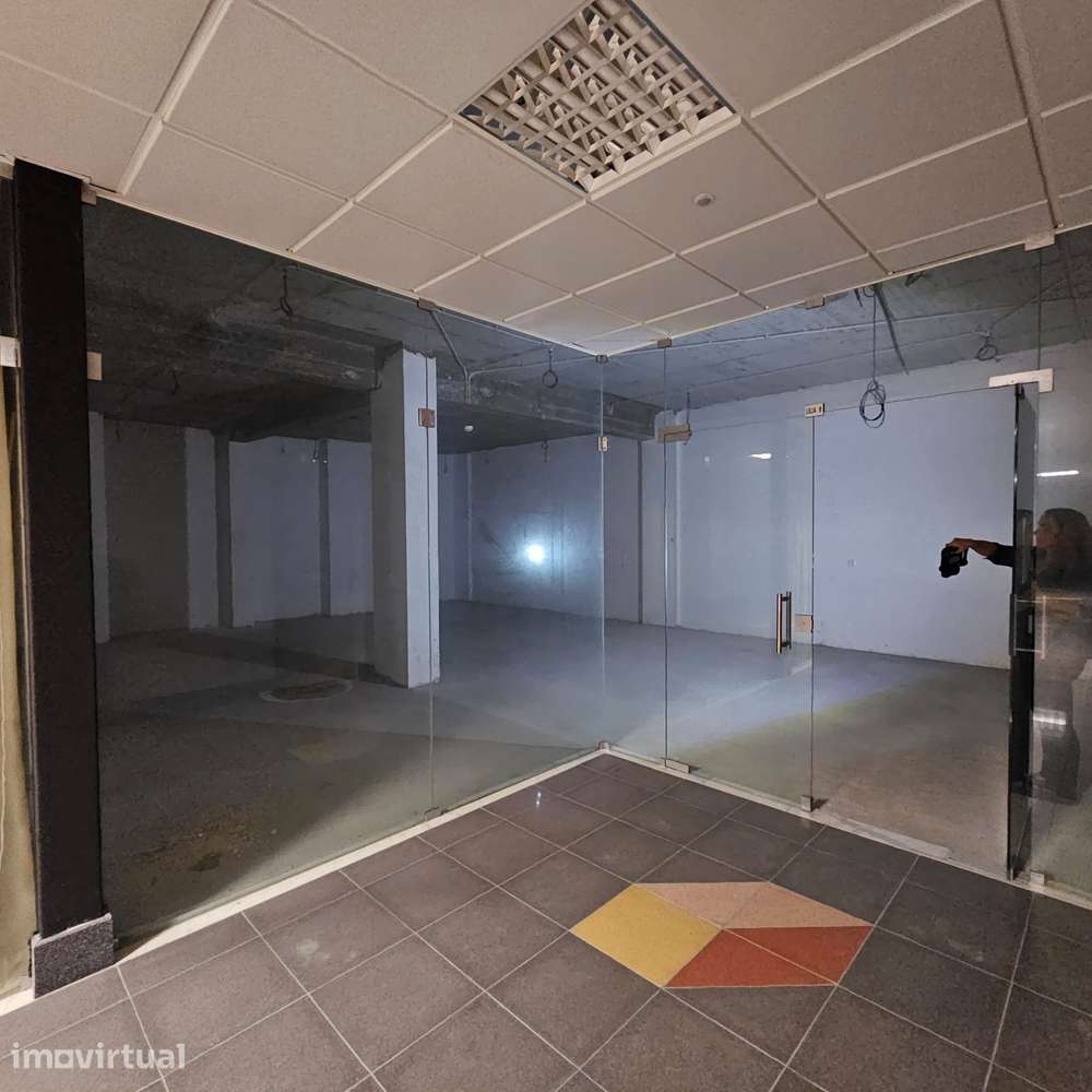 Arrenda-se Espaço Comercial em Queijas, versátil e pronto a adaptar - Grande imagem: 2/4