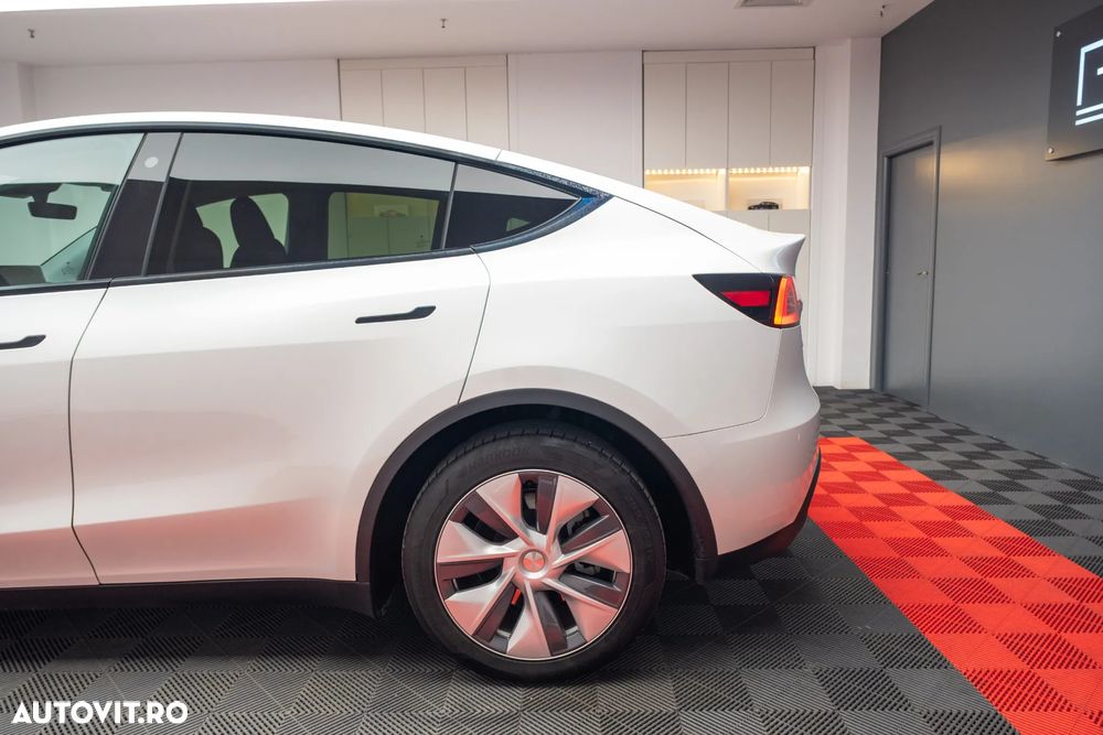 Tesla Model Y - 8