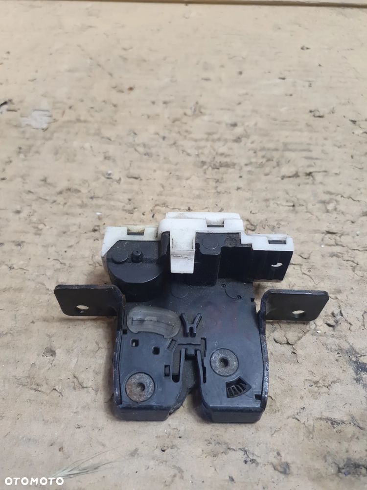 } ZAMEK KLAPY TYŁ RENAULT nr 8200076240