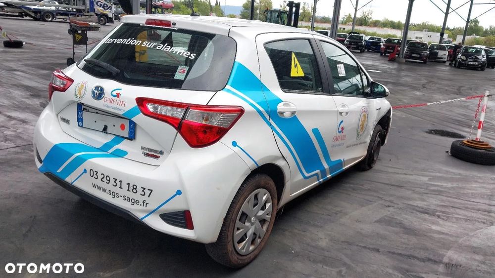 Toyota Yaris Hybrid 100 Premium - 4