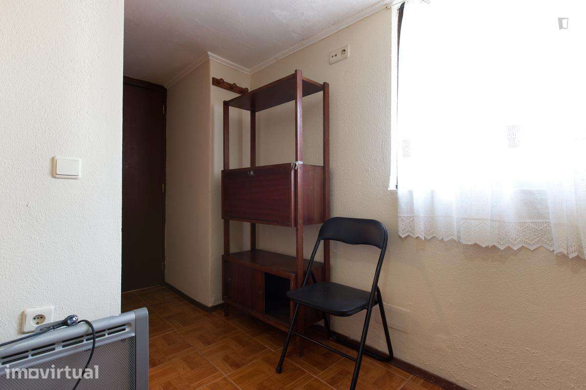 Quarto - localizado em Paranhos Porto - Grande imagem: 3/14
