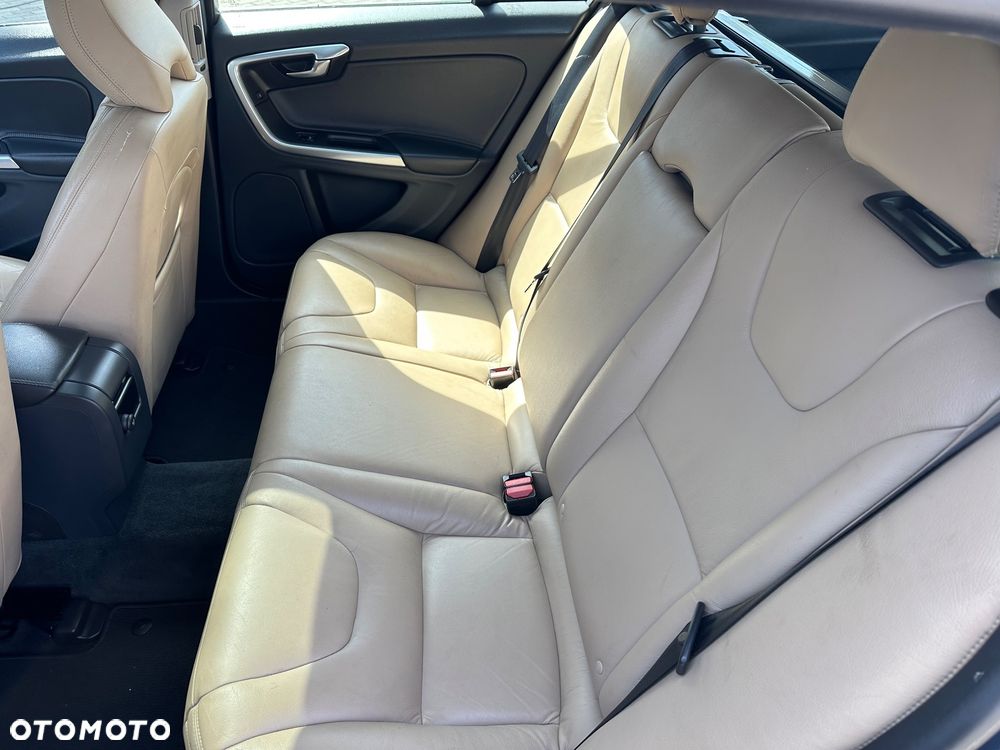 Volvo V60 D4 Momentum - 16