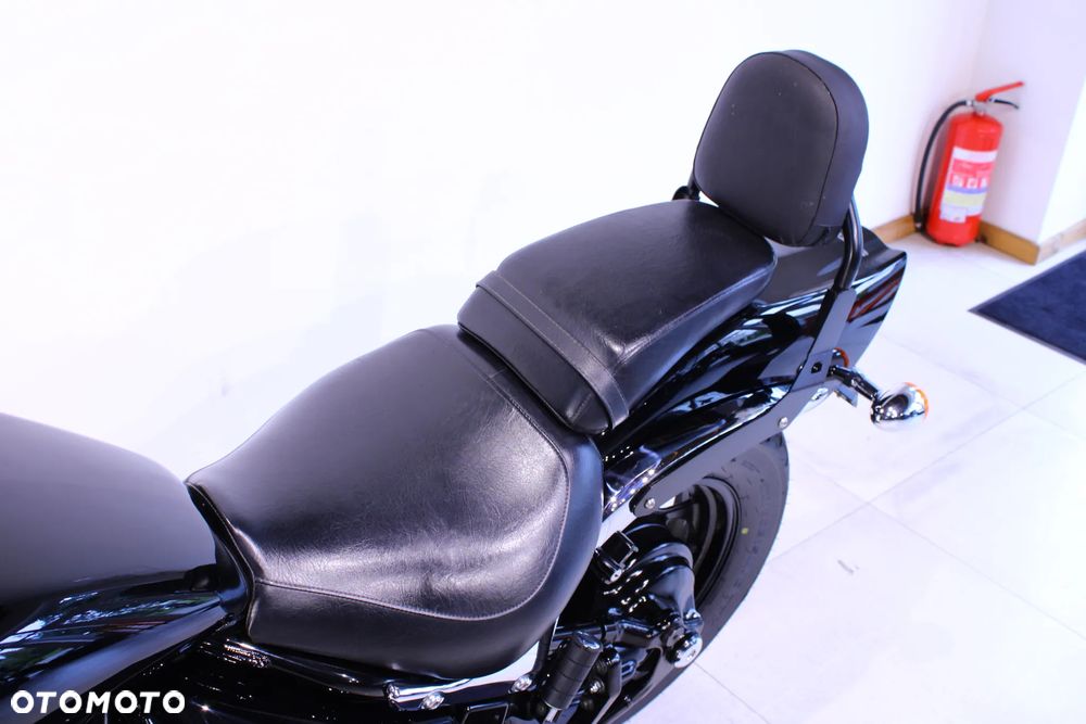 Suzuki Intruder - 17