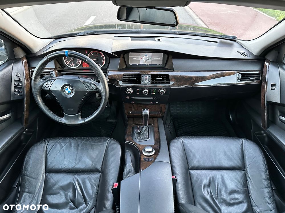 BMW Seria 5 525d - 33