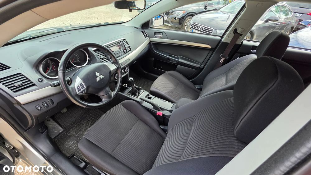 Mitsubishi Lancer 1.6 Invite - 21