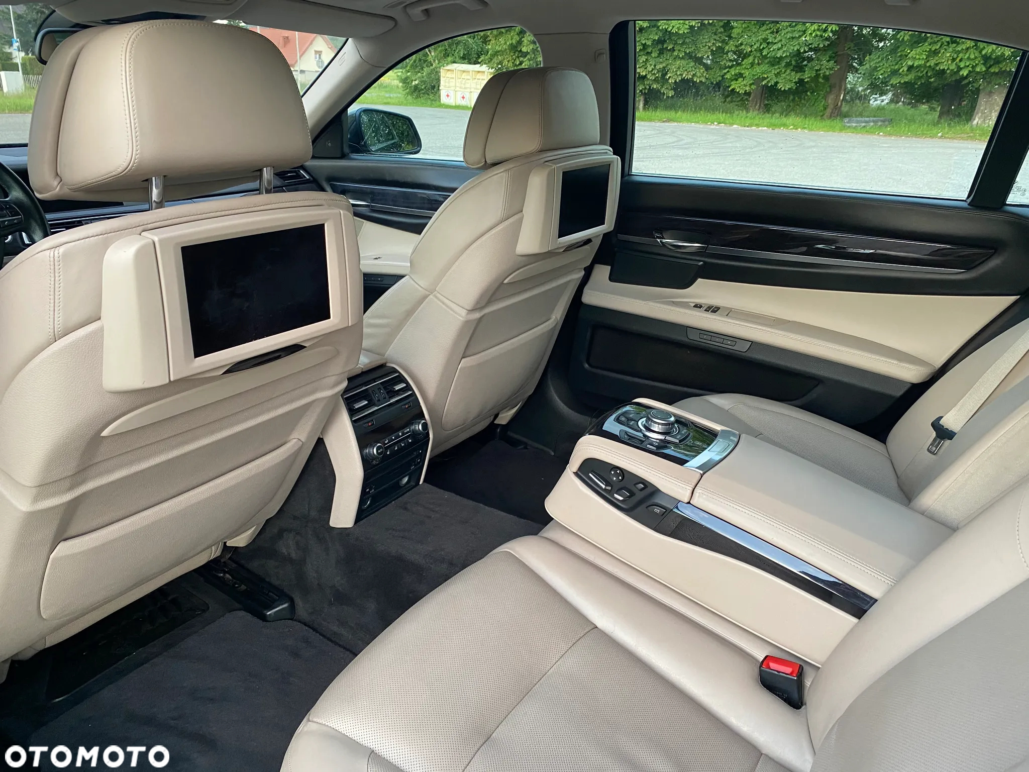 BMW Seria 7 750i L - 7