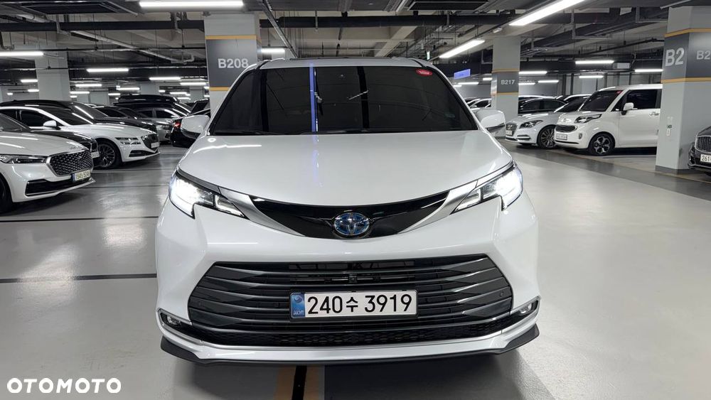 Toyota Sienna - 1