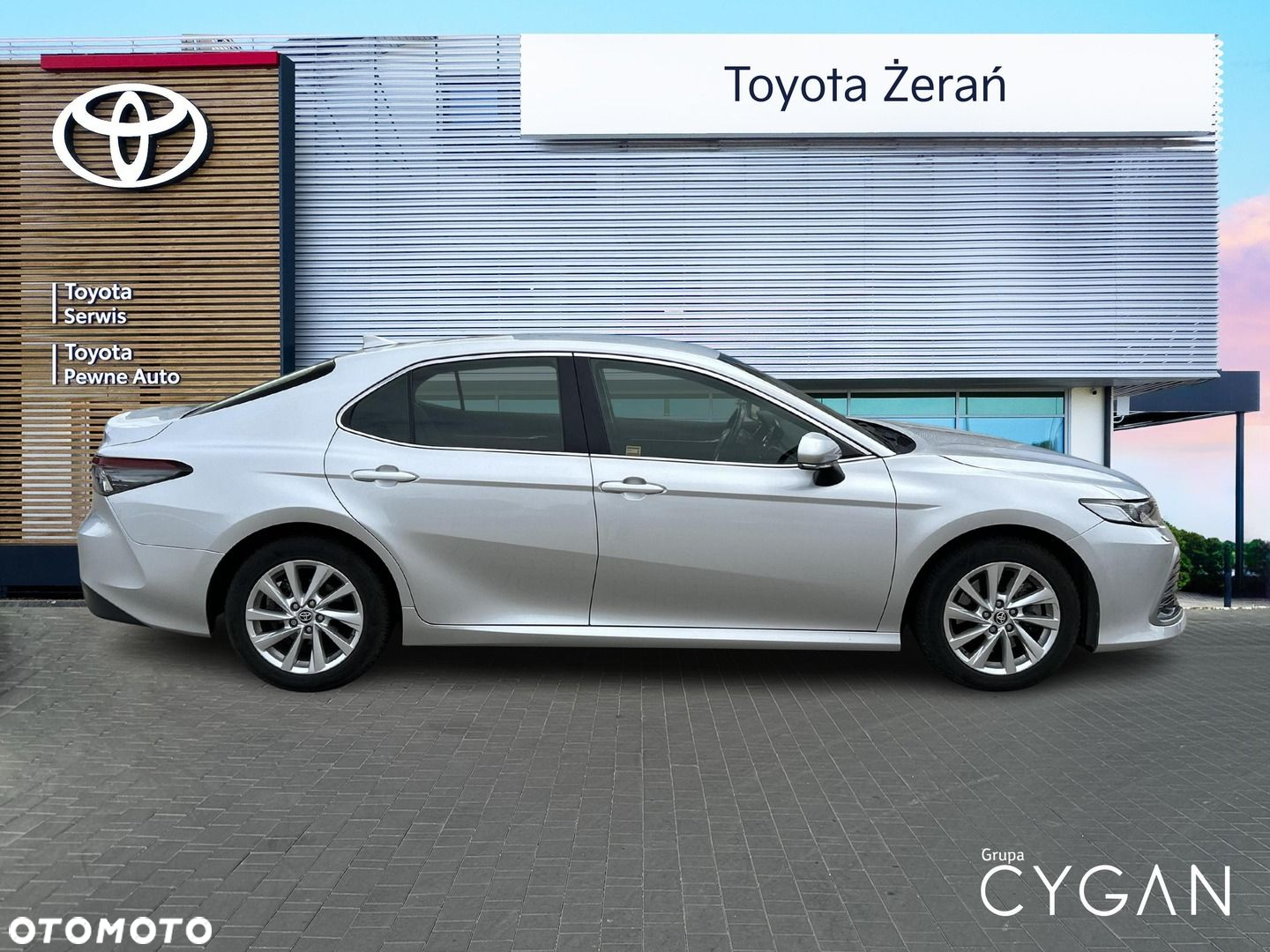 Toyota Camry - 4