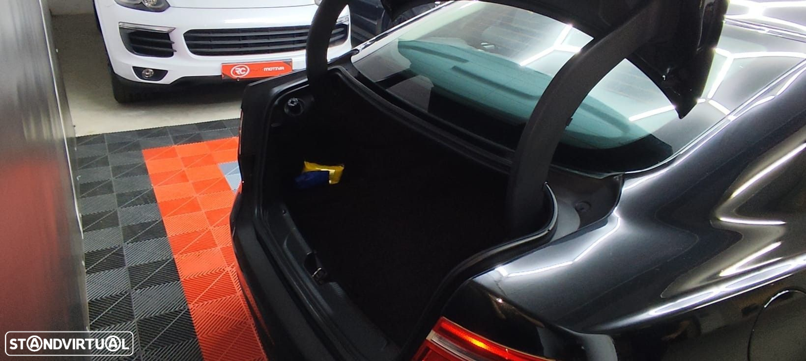 Jaguar XE 2.0 D Prestige - 11