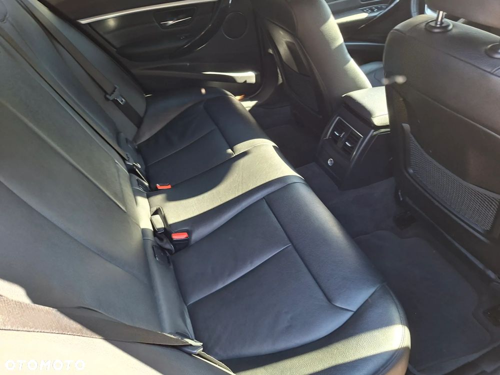 BMW Seria 3 320d Luxury Line - 14