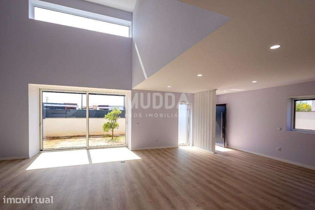 Moradia T4 com Design Contemporâneo e Acabamentos Premium - Grande imagem: 5/38