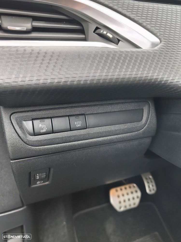 Peugeot 2008 1.2 PureTech Allure EAT6 - 34