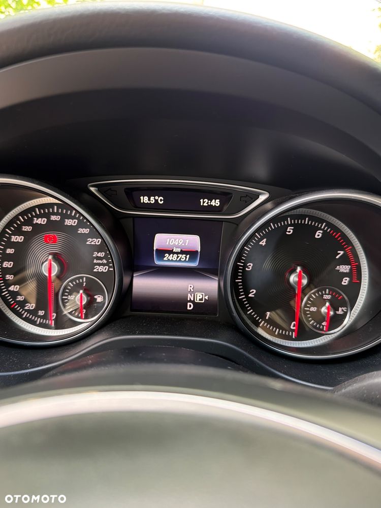 Mercedes-Benz GLA 180 7G-DCT - 14