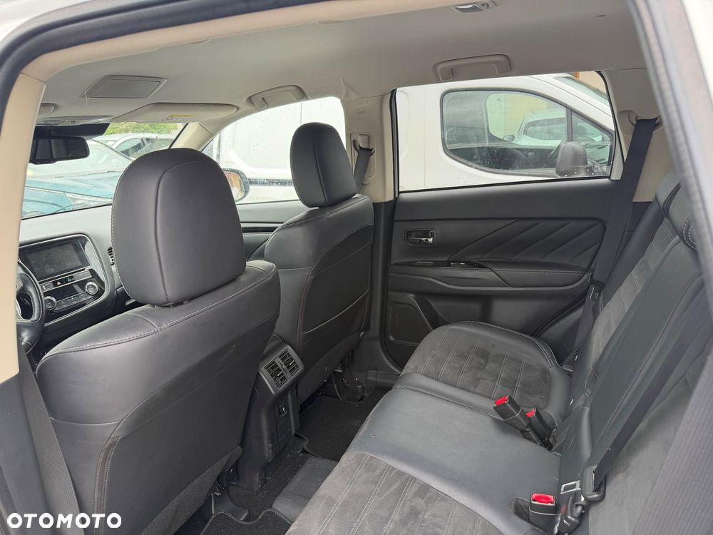 Mitsubishi Outlander 2.4 4WD Diamant - 21