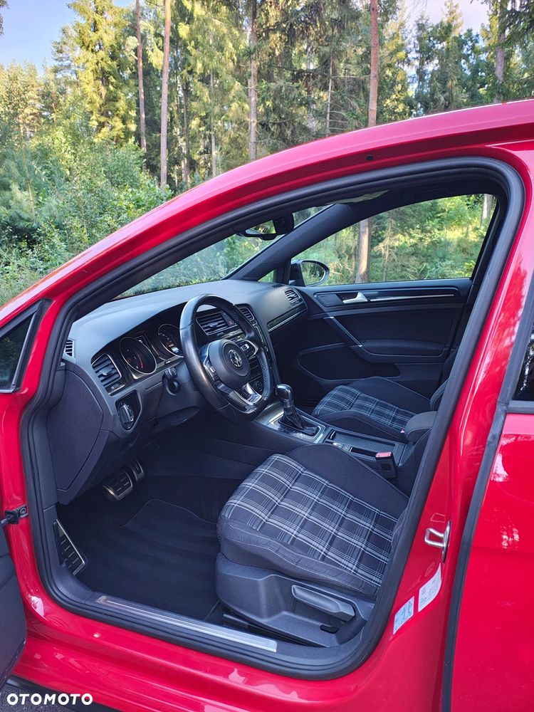Volkswagen Golf - 22