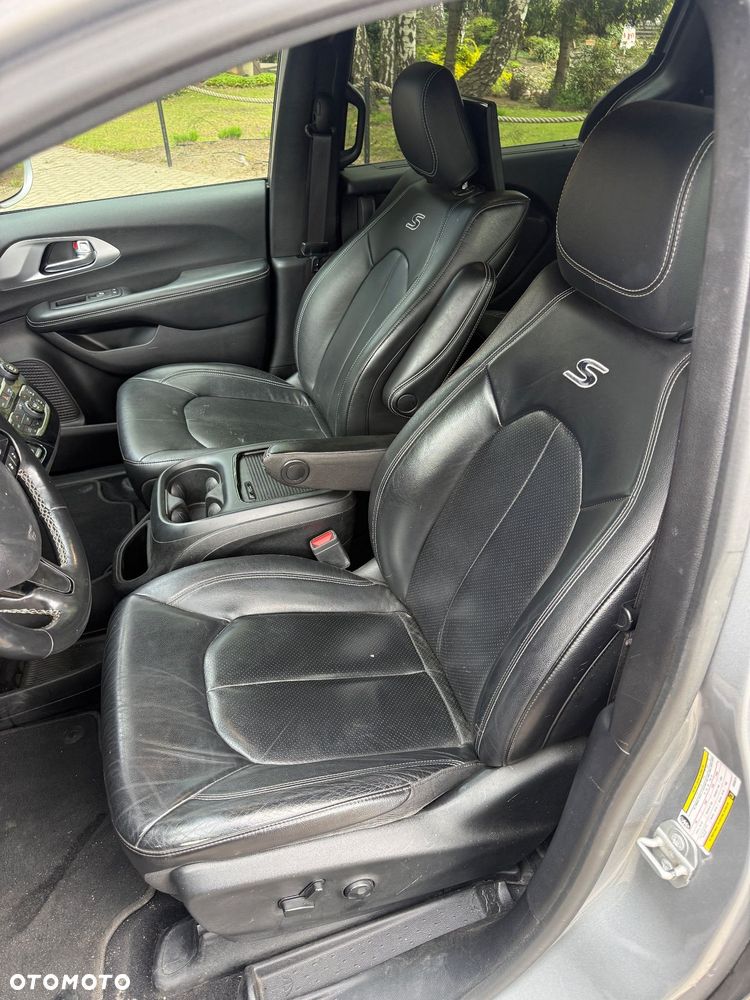Chrysler Pacifica - 12