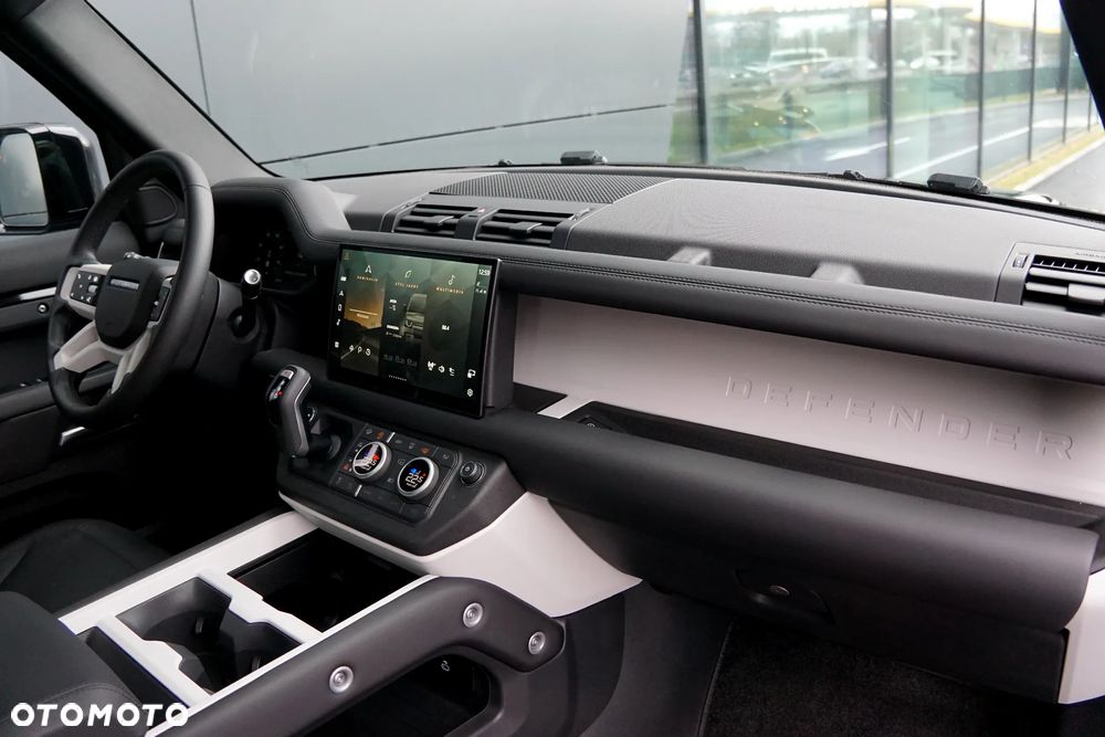 Land Rover Defender 110 D250 X-Dynamic SE - 31