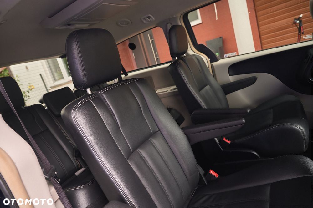 Chrysler Town & Country - 32
