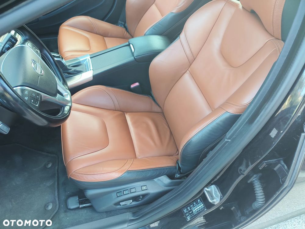 Volvo V60 D6 AWD Plug-in Hybrid R-Design Momentum - 6