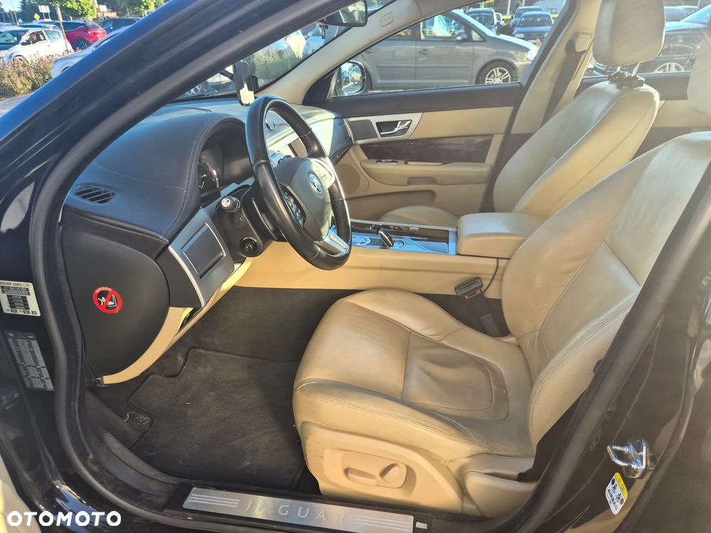 Jaguar XF 2.2 D - 23