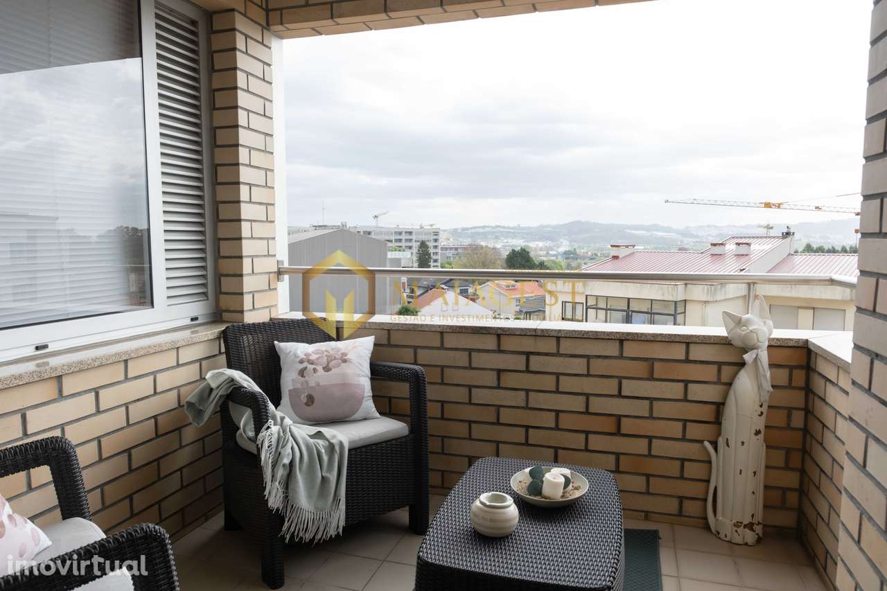 T2+1 com varanda e garagem para 2 carros no Edifício da Praça - Grande imagem: 3/19