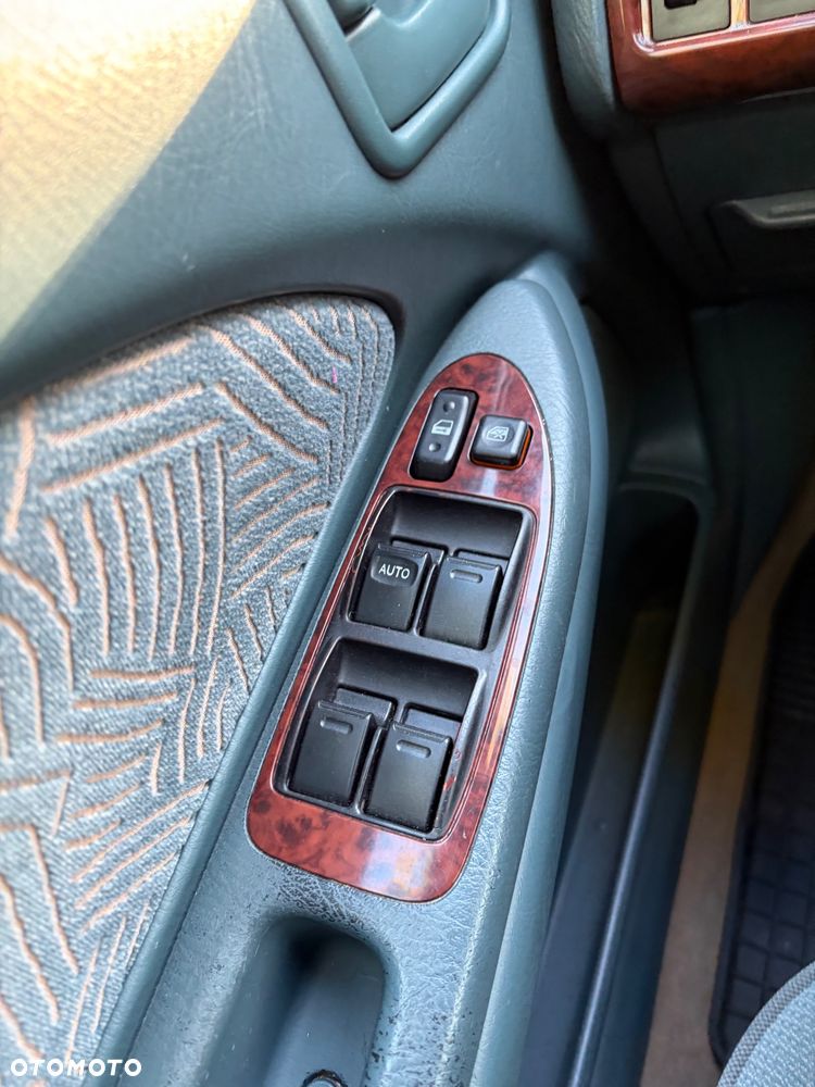 Toyota Avensis 2.0 Sol - 30