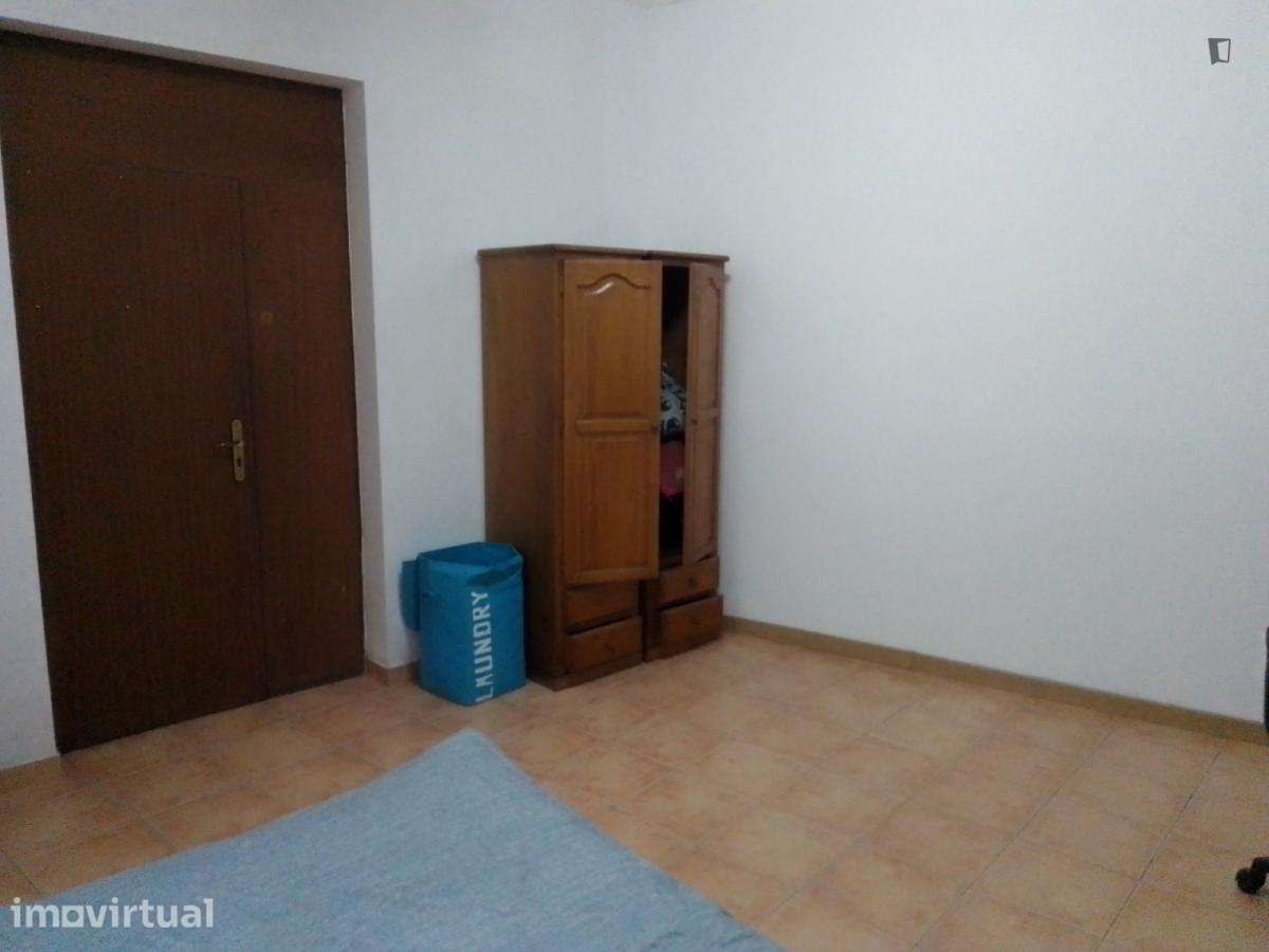 Quarto - localizado em Baixa Coimbra - Grande imagem: 5/22