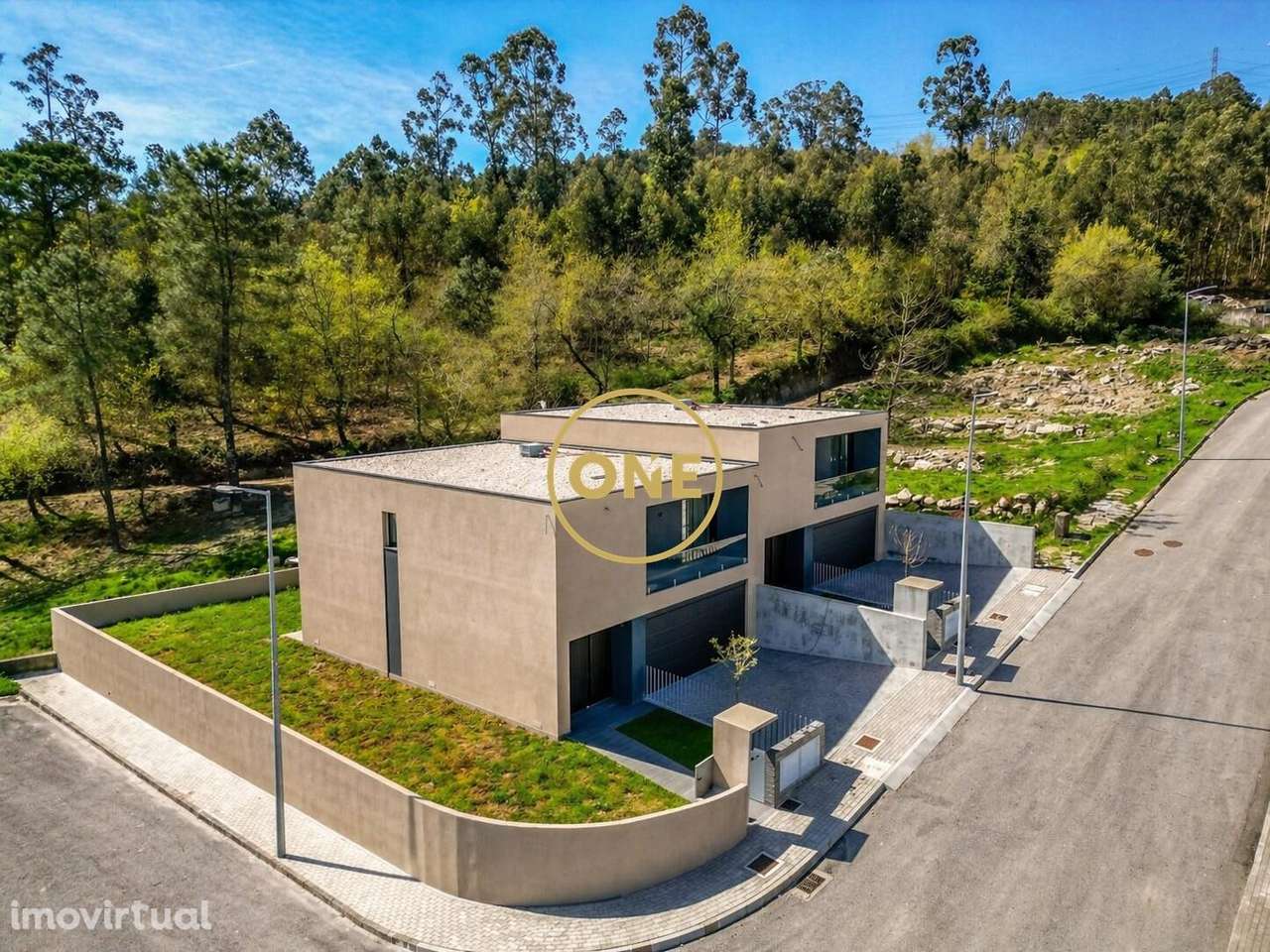 Moradia T3 em Banda de 2 pisos em Lanhoso, Póvoa de Lanhoso - Grande imagem: 2/19