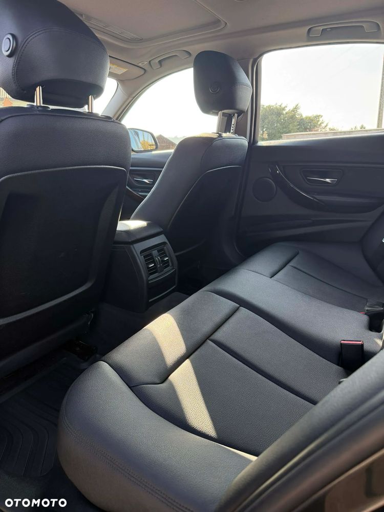 BMW Seria 3 320i xDrive - 11