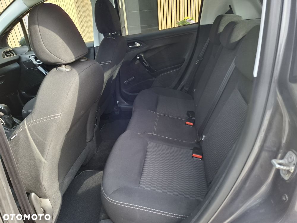 Peugeot 208 - 12