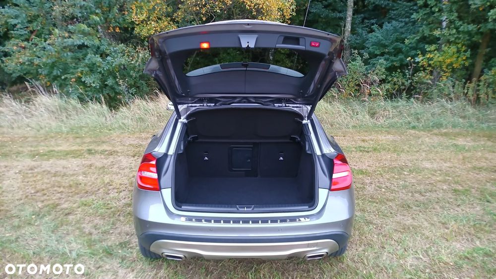 Mercedes-Benz GLA - 12