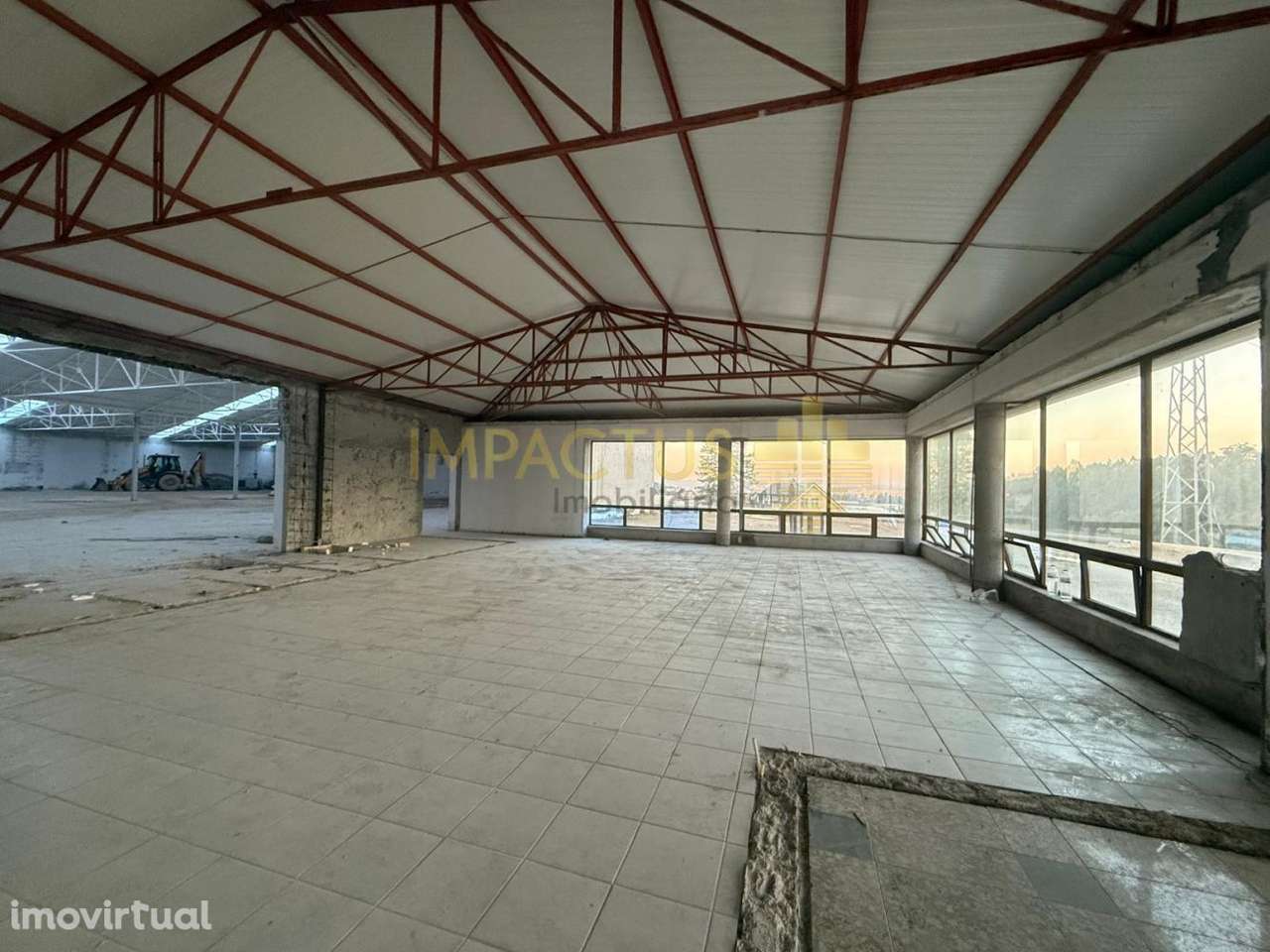 Armazém Industrial face à EN14 - Grande imagem: 2/15