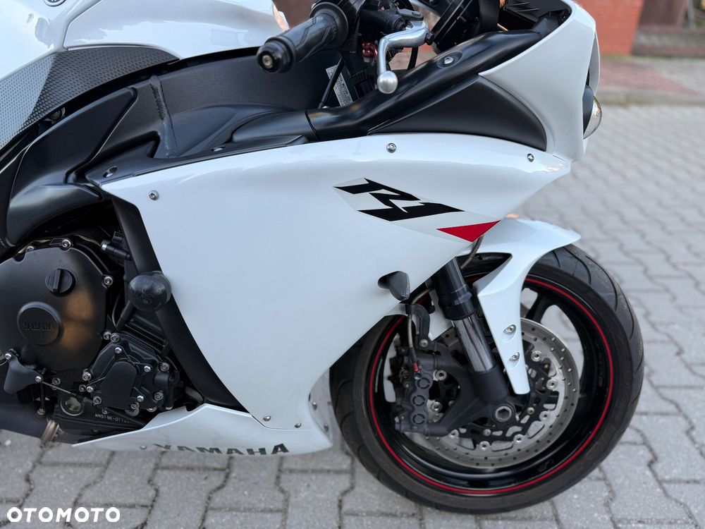 Yamaha R1 - 9