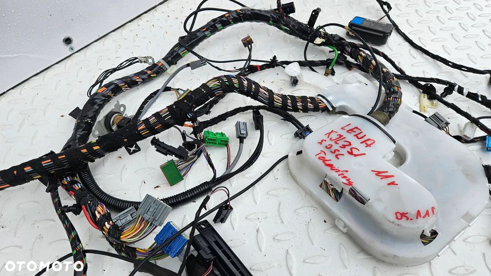 Jaguar XJ 351 Instalacja lewa komory bagażnika Wiązka tył lewy Przewody wzmacniacza Telewizorów  AW93-18C951-FG - 9