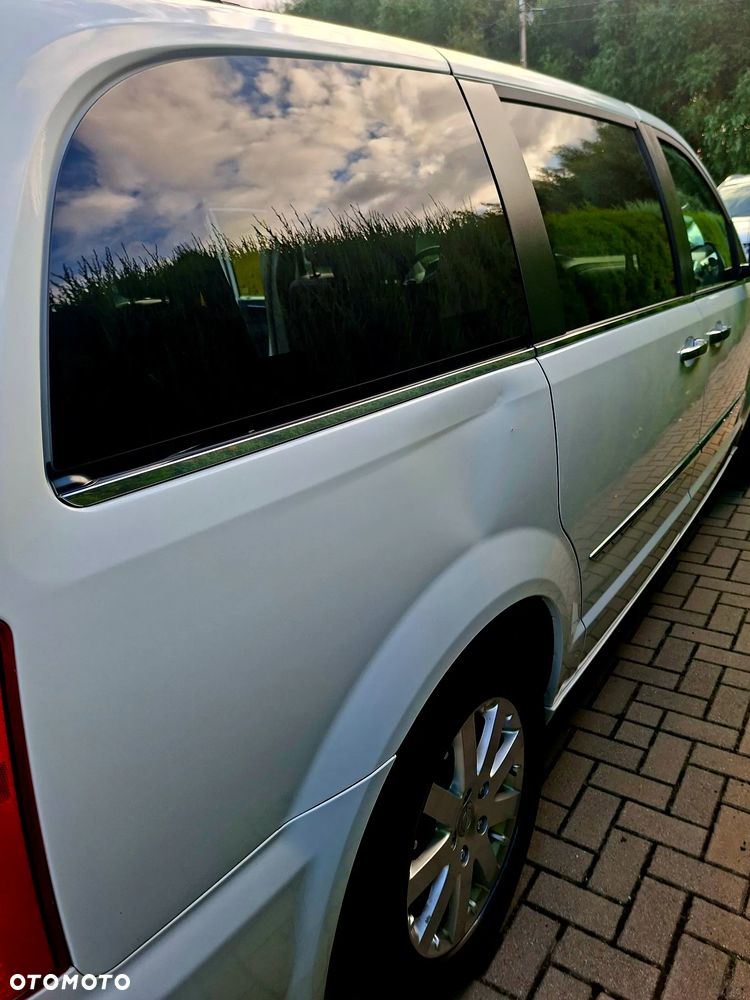 Chrysler Town & Country - 12