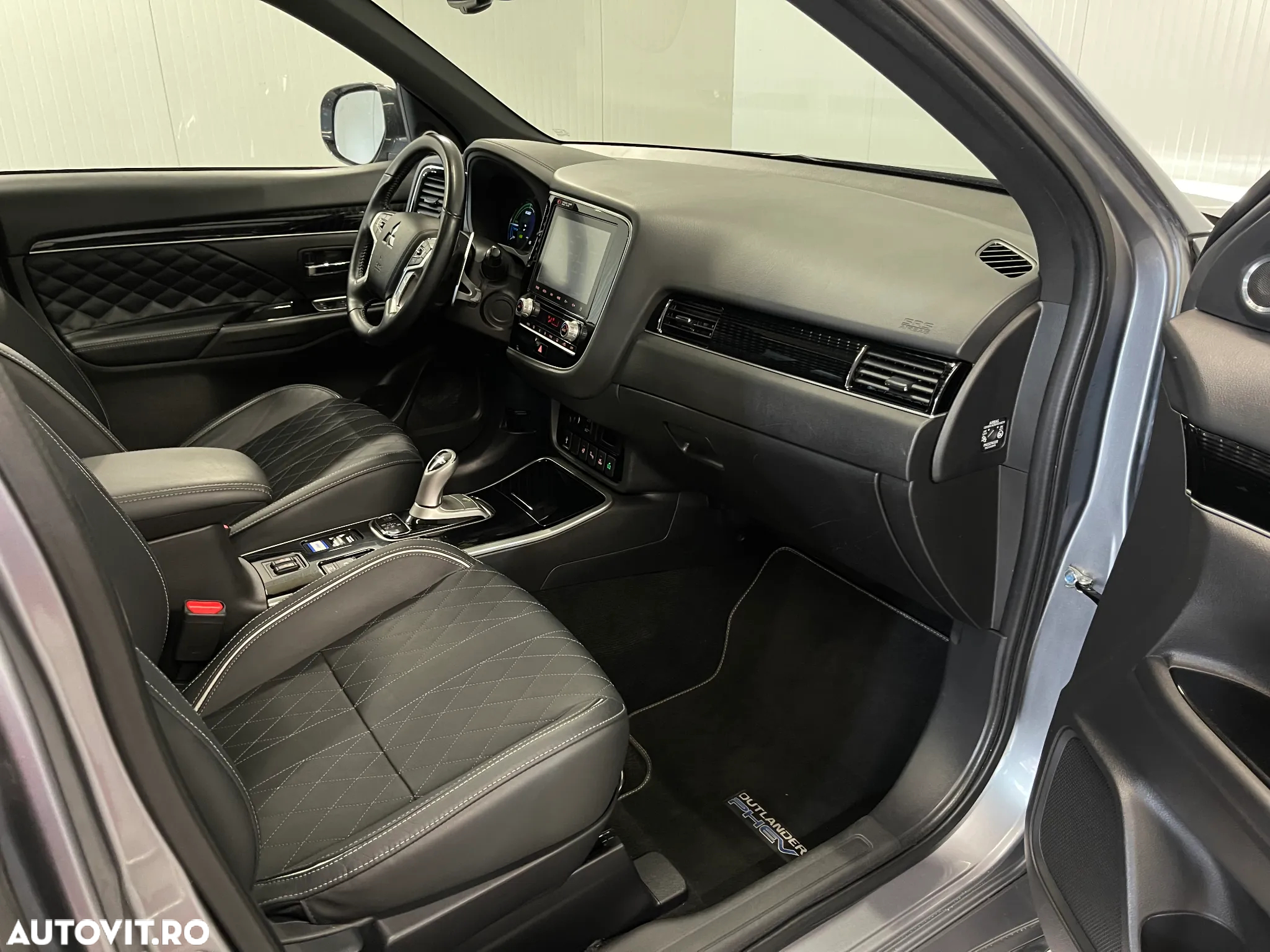Mitsubishi Outlander 2.4 4WD Plug-In Hybrid Top - 11