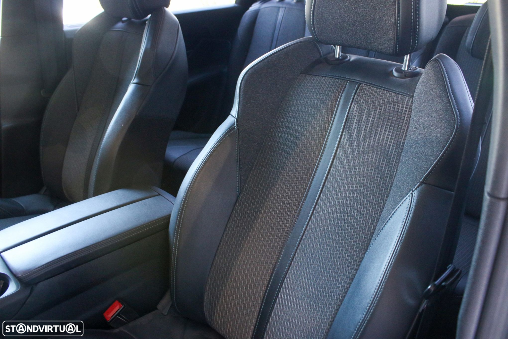 Peugeot 5008 1.2 PureTech Allure EAT8 - 28